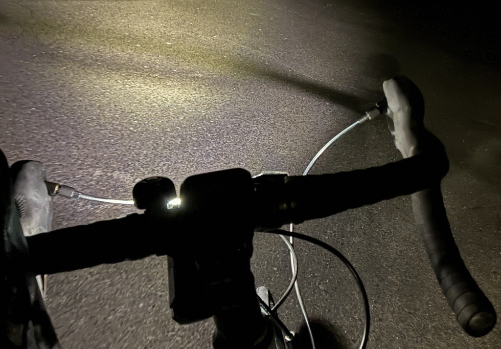 街灯のない所でロードバイクの照明の性能を試験している様子