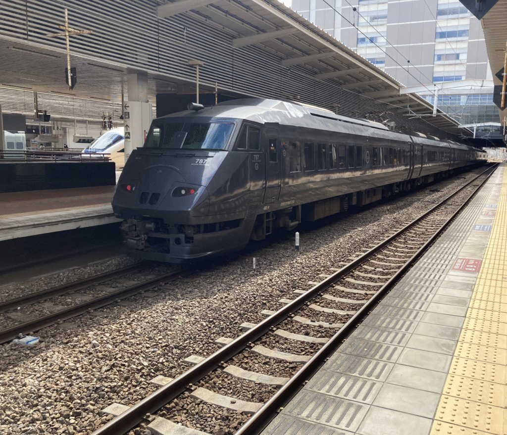 特急電車「787系車両」。博多駅で撮影。